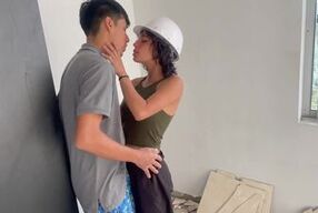 Ingeniera muy caliente hace trato con obrero de que la folle a cambio de salir temprano de la obra.