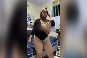 Amateur Asian babe with huge tits and ass gets off on Viral Terbaru's uncensored HQ porn