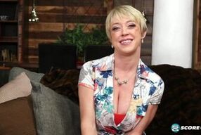 Dee Williams reveals her mature body and solo play with her toys