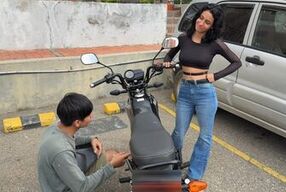 Linda Chica Desconocida begs for my help with her motorcycle and I make her moan with my rough strapon