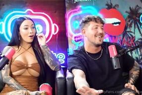 Lily Phillips bangs a little guy on pillow talk in homemade anal video