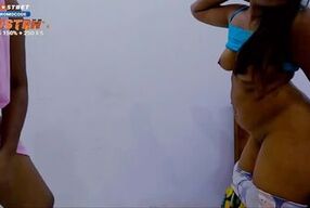 අක්කට පෙන්නම නංගීට හිකුවා සිංහල වොයිස් - Sri lankan Cuckold wife caught Husband fucking her Friend