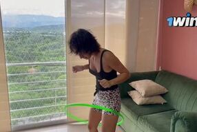 Una buena follada en la sala de mi casa mientras nuestros padrastros se van de viaje.