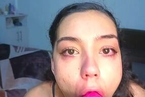 Universitaria caliente se atragante con el dildo, no para de pedir leche en su cara