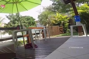 Esposa gostosa Thay Ksada fodendo com o entregador de água