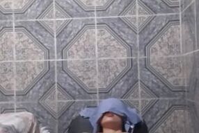 Hermosa Joven se masturba por primera vez en un SILLON TANTRICO