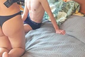 Mi amiga me muestra su LENCERÍA y follamos muy rico.