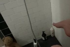 فتاة سعودية عذراء تبلغ من العمر 18 عامًا بجسد مثالي تستمني في الحمام وتئن-POV LOS ANGELES AMATEUR US