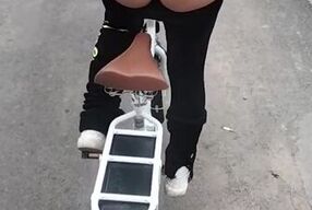 Puttana in bici si fa beccare dai vicini di casa