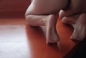 La milf aspetta il suo bull alla finestra