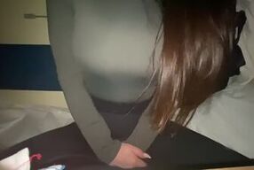 Познакомился с красоткой в поезде и трахнул ее в анал в отеле