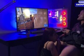 Mulher tem certeza que é melhor que o video game e ela prova