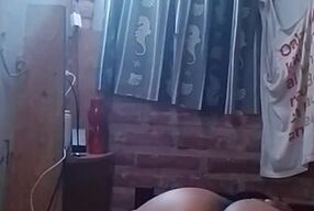 Está puta me pide que le pase crema en su colita y luego me monta????