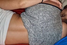 LE PONGO EL CULO EN POMPA CUCHARITA A MI PADRASTRO PARA QUE ME FOLLE Y ME DEJE EMBARAZADA