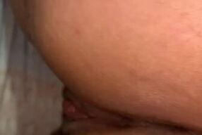 Comendo a buceta da branquinha com camisinha.