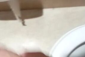 batendo uma no banheiro de um shopping