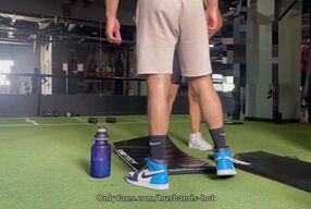 invito al gimnasio a mi compañera de cuarto y la follo en la ducha