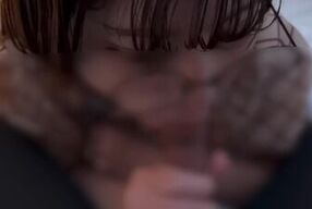 メガネの女の子が口の中にみるくがたくさん放出されちゃう♡