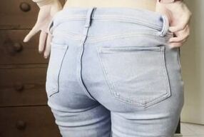 Pulling down my jeans to show my big ass and tiny thong