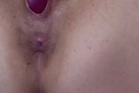 мастурбирует сочную киску стонет от оргазма