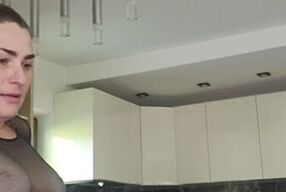 Robiłam śniadanie w sexy bieliźnie a on dorwał mnie i zerrżął na stole