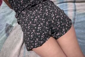 Vecina pillada en la calle deja correrme dentro con la tanga de lado