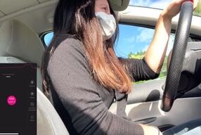 Un abonné contrôle mon lush pendant que je conduis. Je suis obligée de m'arrêter pour jouir!