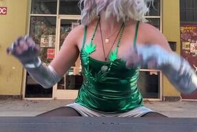 Suzy’s Waitng to blow her favorite band!! Full video on onlyfans!!