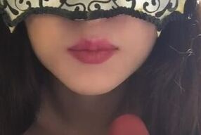 Тебе нравится что я сажусь анусом на твой языком? Девчонка дрочит пальцами свою жопу