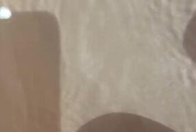 Девушка Писает и пукает в ванне под водой крупным планом