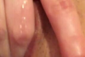 Отчим кончил в меня, а я продолжаю тихо дрочить свою пизду со спермой