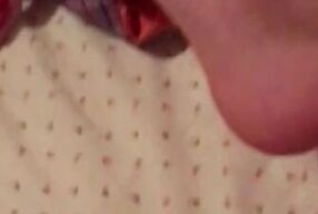 Пися течёт от желания, пришлось потрогать. Хотя родители дома