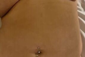 Chubby MILF uses vibrator to orgasm