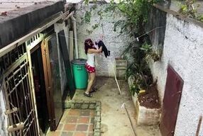 Follando me ala puta de mi vecina que siempre esta con ropa muy corta para que se le ve su gran culo