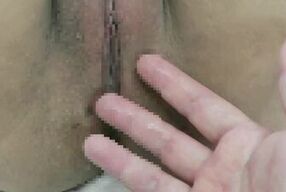 寝取られ大好女子。ドMだから手マンで大量潮吹きでベッドがびしゃびしゃ！