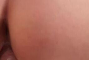 Quickie mit Sperma schlucken hinter der Hausecke beim Grillen mit Freunden