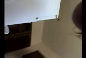 Parlo al telefono con la mamma mentre il porcone mi stuzzica la figa