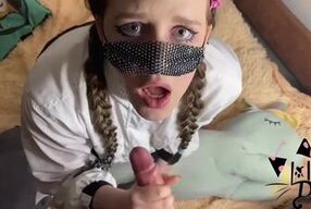 Девушка играет в ролевые игры с господином