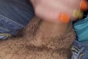 Ik zuig zijn pik vol zaad helemaal leeg. Zijn sperma is heerlijk