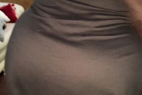 Jefa infiel es follada por empleado mientras habla con su marido por teléfono. ¡CULO ENORME!????