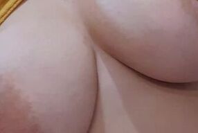 Mujer joven Titty Drop