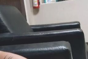 Sacándome leche en él trabajo sin que me vea mi jefe