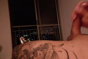 Colombiano se hace una rica paja en su cama con vista a la ciudad hasta venirse.