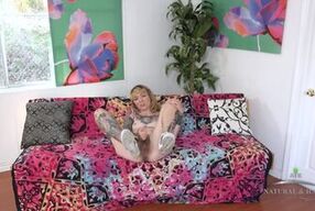 Amateur tattooed Felecia Fisher shows off her hairy pussy and spreads it for you (SUPER HAIRY)