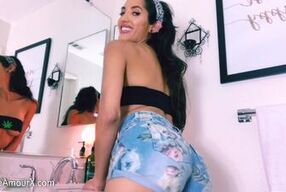 Amateur Latina cums in the bathroom
