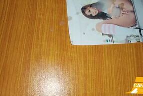 virgen masturbándose con foto de Ariana Marie
