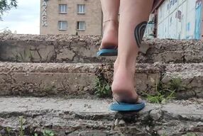 Walking in flip flops - Olga Novem