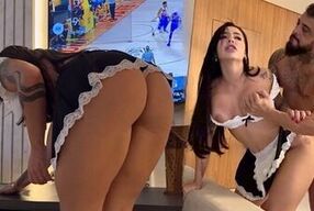 empregada safada fode com patrao no sofa da sala, grava tudo e mostra para esposa - Drii cordeiro